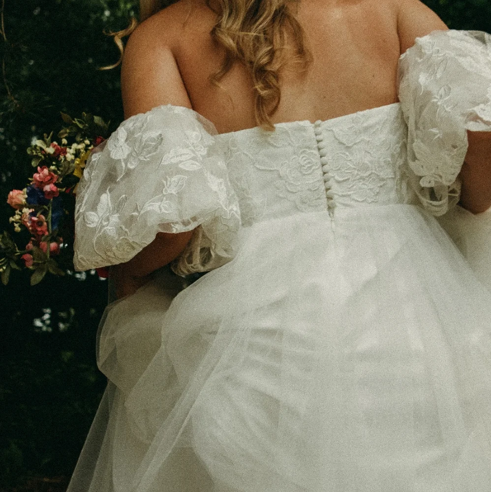 Wedding dress - Picture 2 of 3